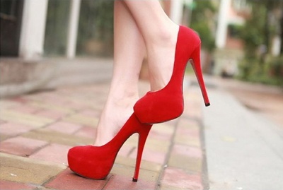 Красные туфли на высоком каблуке