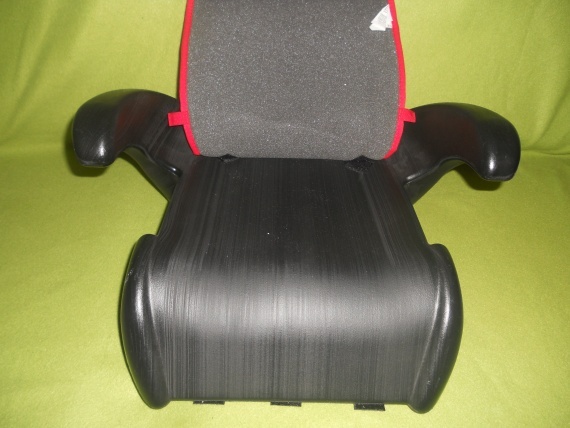 Бустер Chicco - компактное автокресло для подросшего ребенка машина