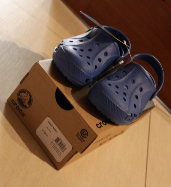 Летняя обувь: женские сандалии и детские Кроксы Bass