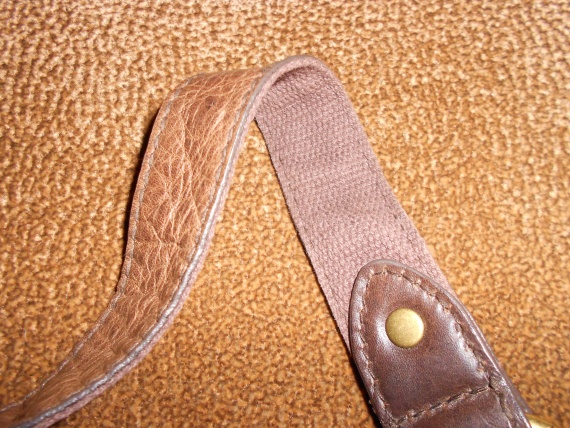 Удобная и практичная кросс-боди Fossil. сумка
